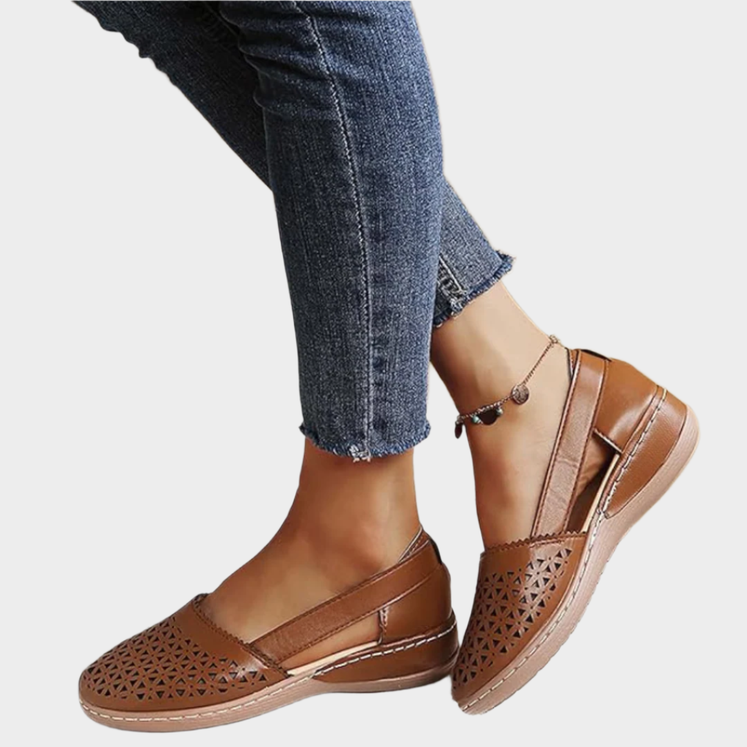 Anatomske balerinke z izrezi in trakcem