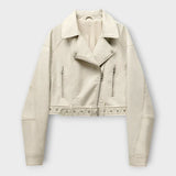 Moderna kratka usnjena jakna z pasom in izčiščeno estetiko