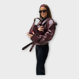 Usnjena jakna z pasom in modernimi detajli