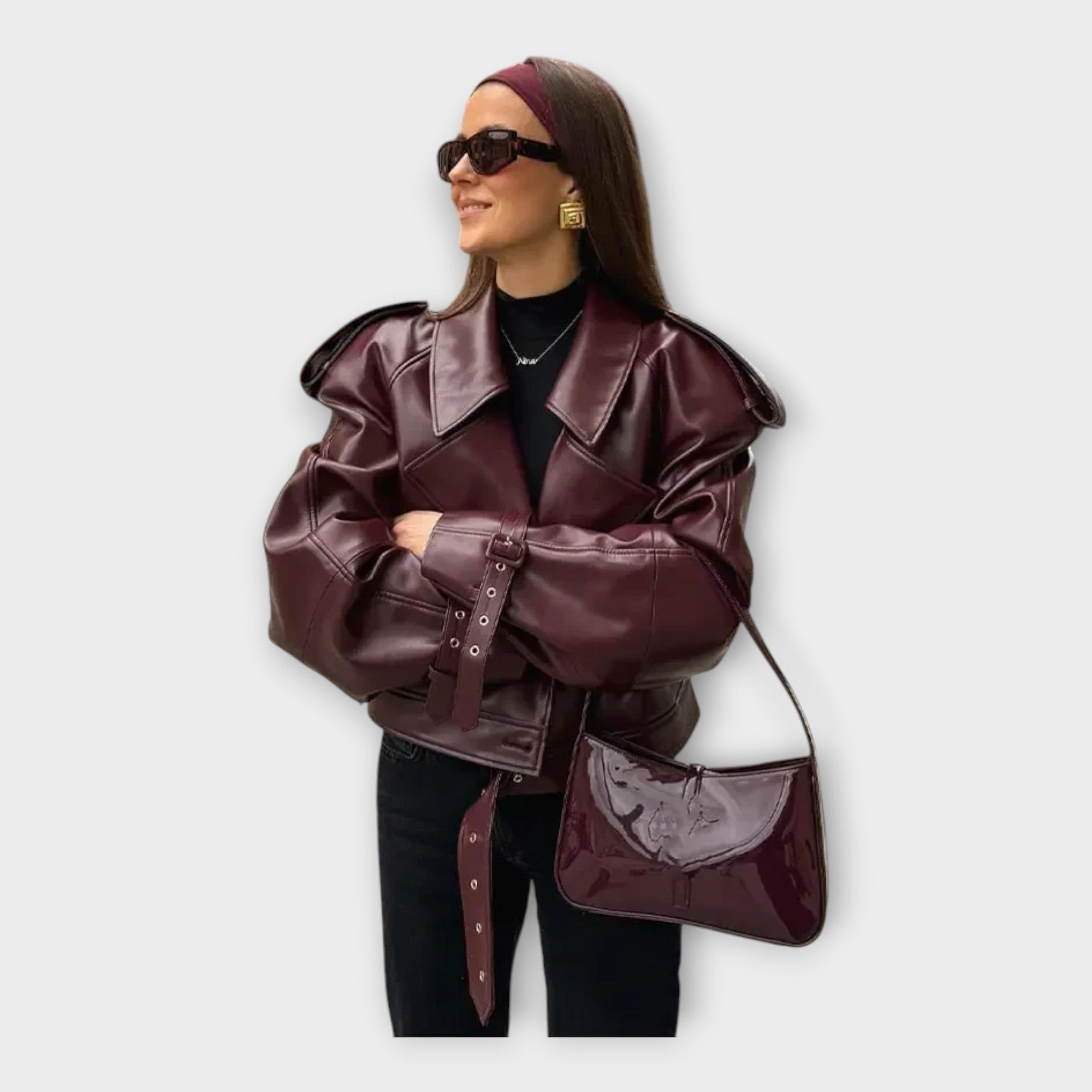 Usnjena jakna z pasom in modernimi detajli