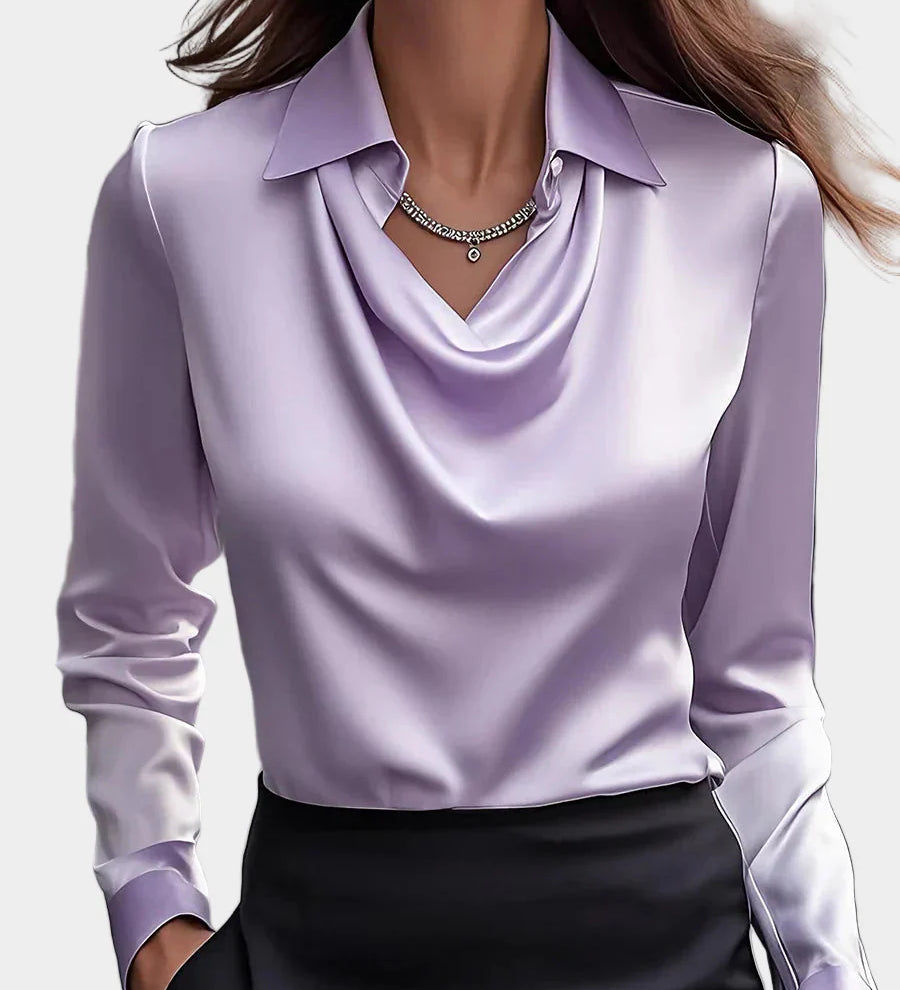 Elegantna bela satenasta bluzica z drapiranim dekoltejem