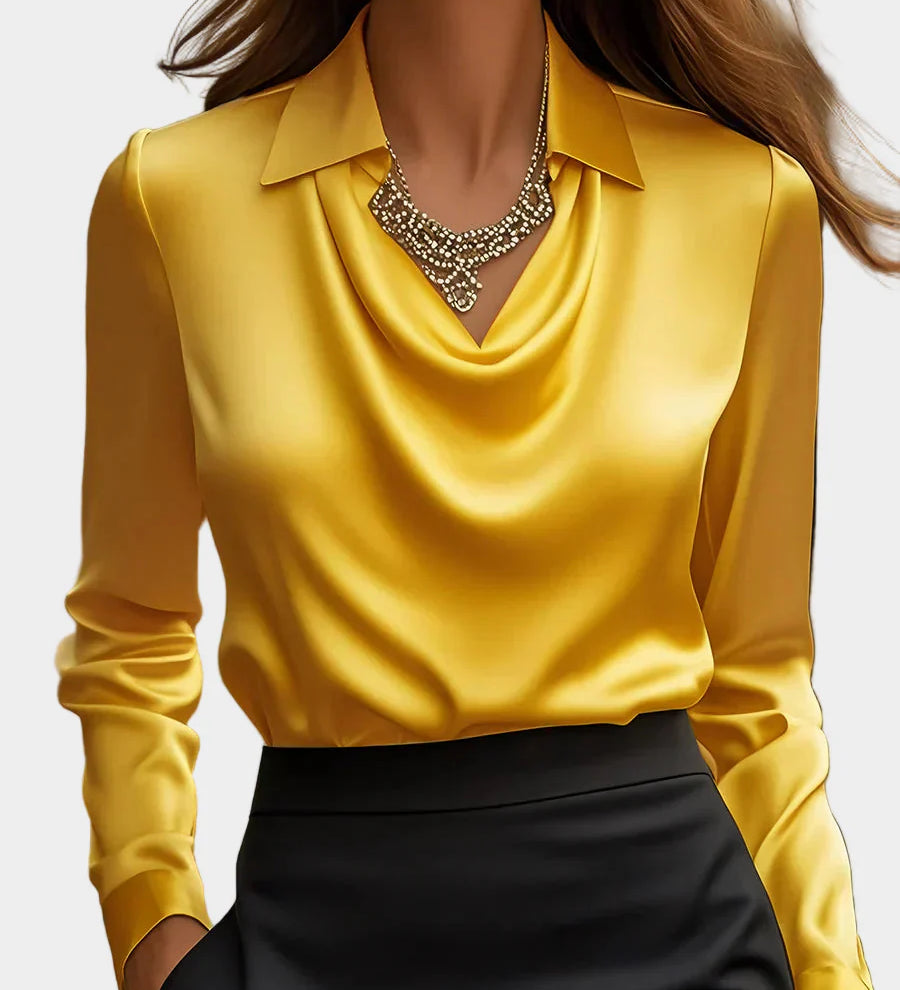 Elegantna bela satenasta bluzica z drapiranim dekoltejem