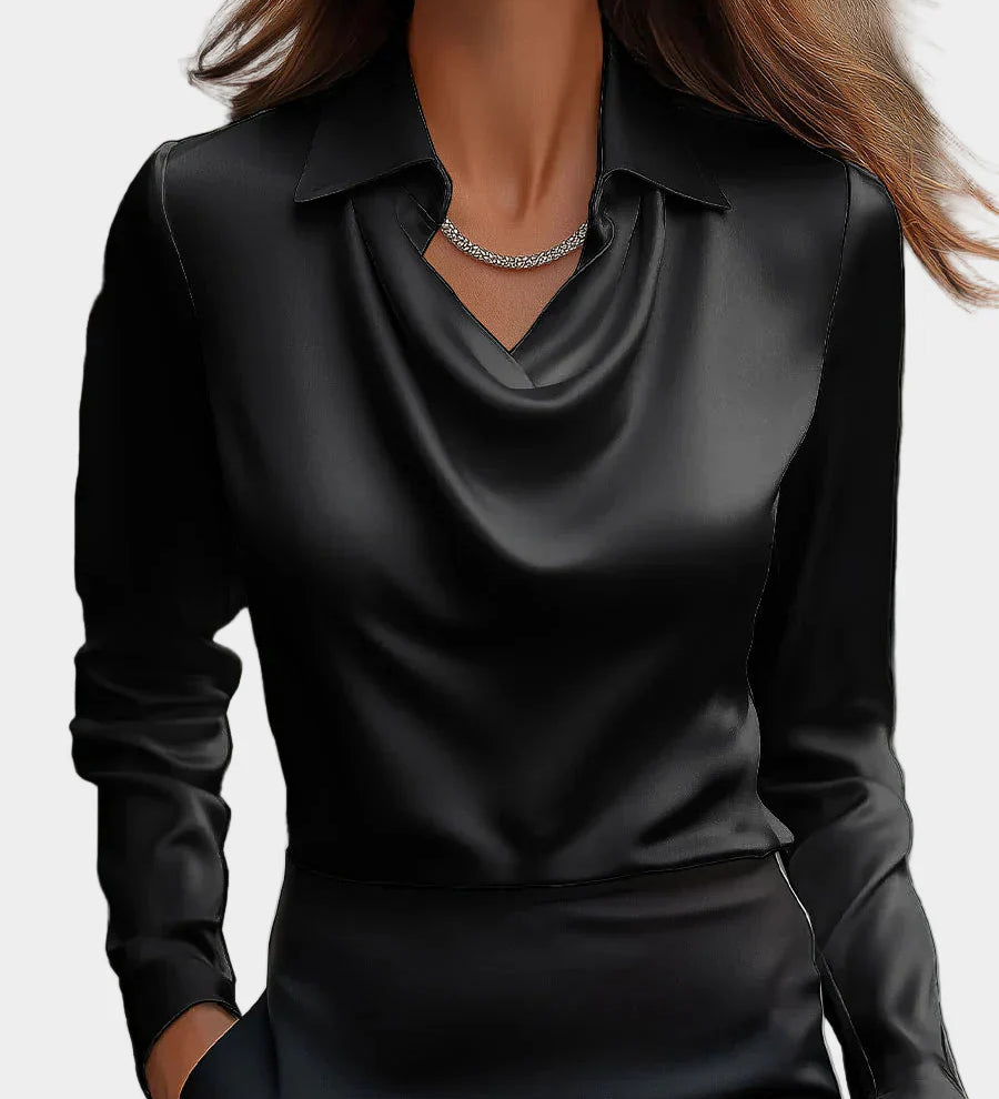 Elegantna bela satenasta bluzica z drapiranim dekoltejem