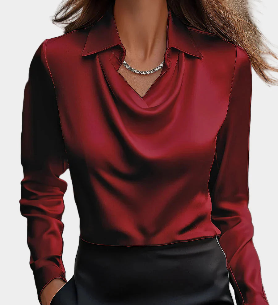 Elegantna bela satenasta bluzica z drapiranim dekoltejem