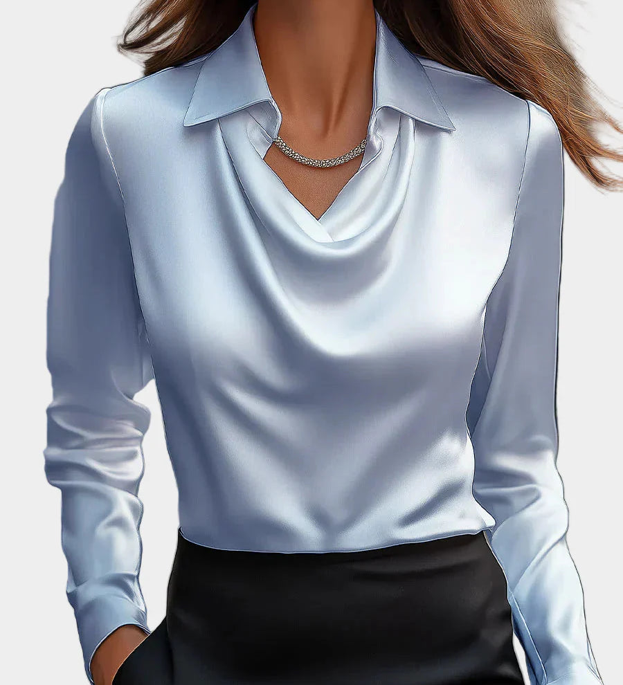 Elegantna bela satenasta bluzica z drapiranim dekoltejem