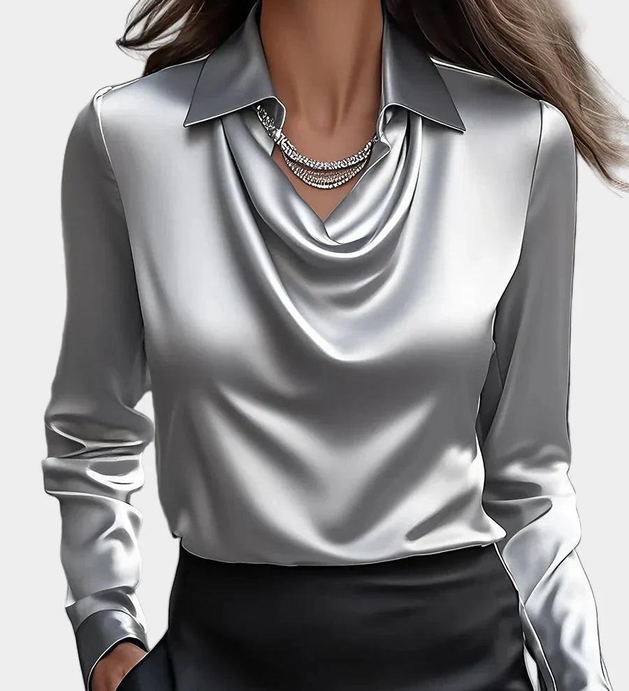 Elegantna bela satenasta bluzica z drapiranim dekoltejem