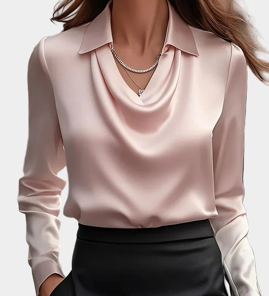 Elegantna bela satenasta bluzica z drapiranim dekoltejem