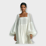 Zračno obleko z izpopolnjeno minimalistično estetiko