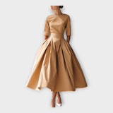 Midi obleka z izpopolnjeno minimalistično estetiko