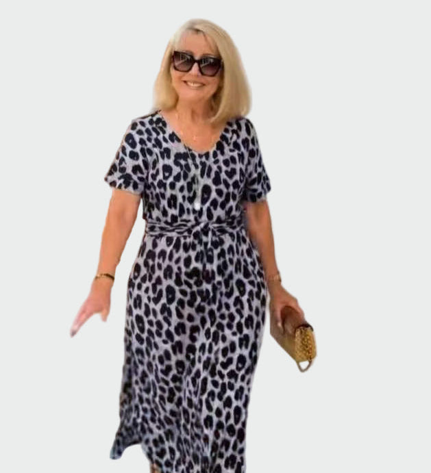 Obleka z leopardjim vzorcem in osupljivim V-izrezom