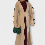 Stiliziran Kardigan in Obleka v Kombinaciji z Črtasto Dekoracijo