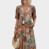 Zračna obleka z poletnim vzorcem in V-izrezom