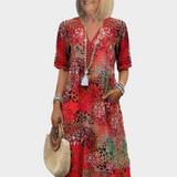 Zračna obleka z poletnim vzorcem in V-izrezom