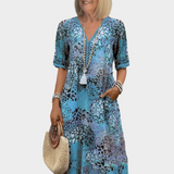 Zračna obleka z poletnim vzorcem in V-izrezom