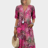 Zračna obleka z poletnim vzorcem in V-izrezom