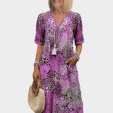 Zračna obleka z poletnim vzorcem in V-izrezom