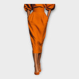 Elegantna obleka z rafiniranim dizajnom in minimalizmom