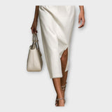 Obleka z rafiniranim vezenim detajlom