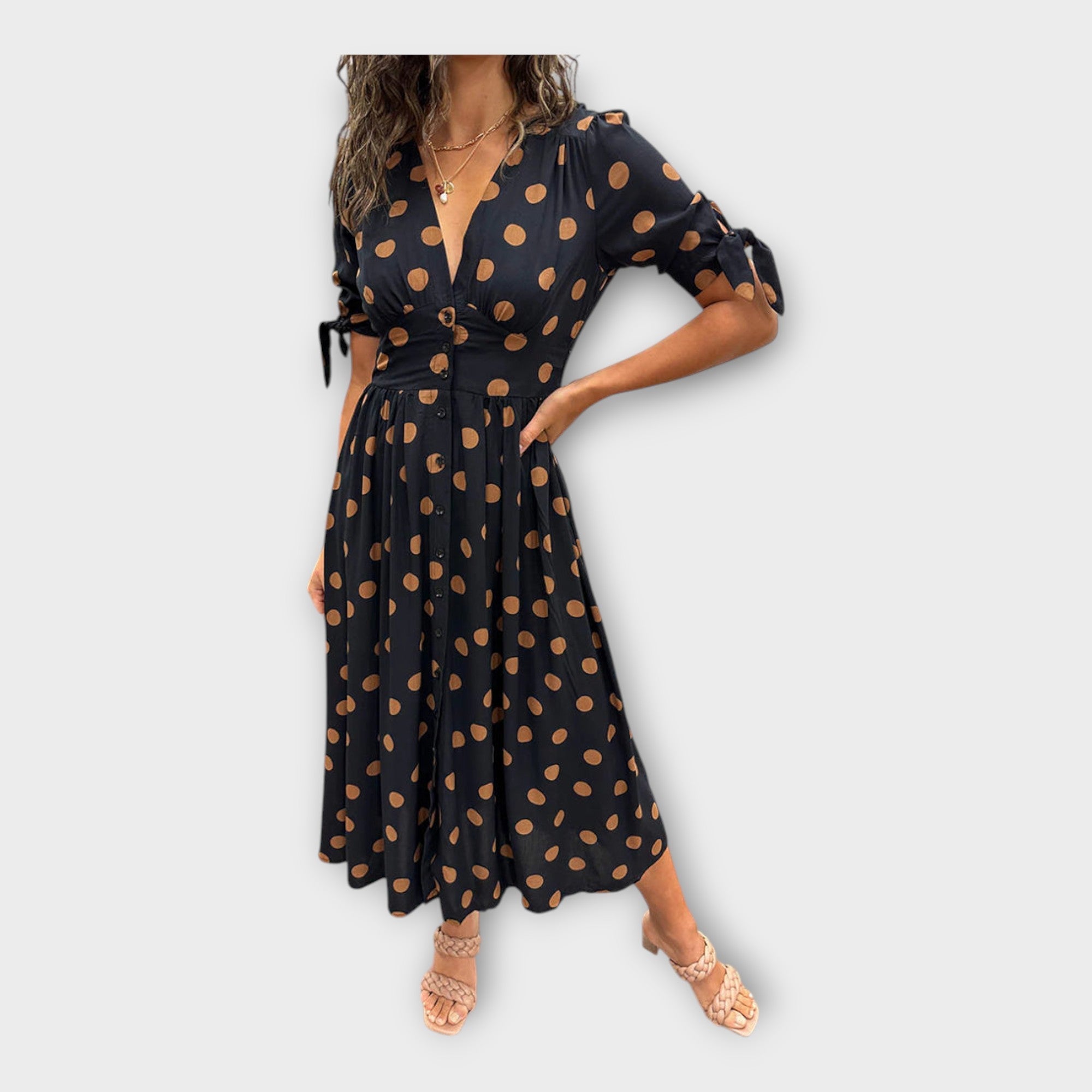 Elegantna obleka z modernim vzorcem in brezčasno eleganco