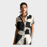 Eleganten dolgi plašč z modernim dizajnom in brezčasno eleganco