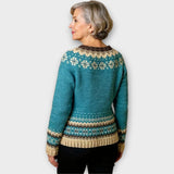 Pletena jopica z gumbi in diskretnim vzorcem