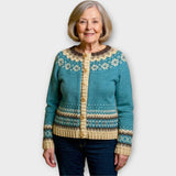 Pletena jopica z gumbi in diskretnim vzorcem