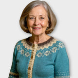 Pletena jopica z gumbi in diskretnim vzorcem