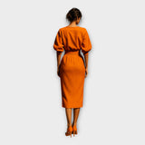 Elegantna obleka z rafiniranim dizajnom in minimalizmom