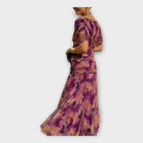 Zračno obleko z impresivnim izrezom