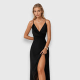 Dolga satenasta obleka z razporkom in tankimi naramnicami