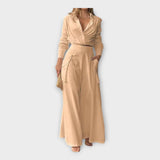 Komplet z brezčasno eleganco in minimalistično estetiko