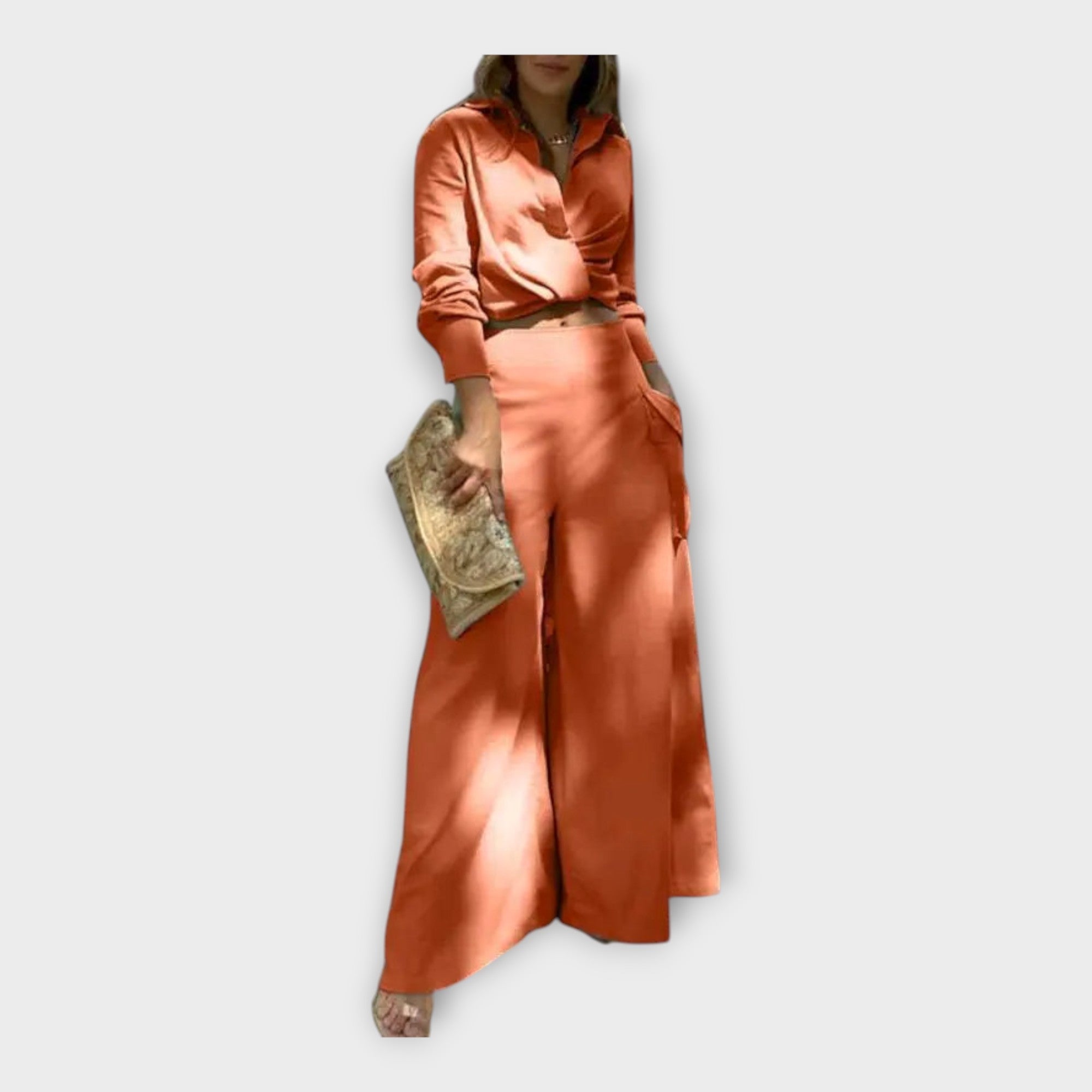 Komplet z brezčasno eleganco in minimalistično estetiko