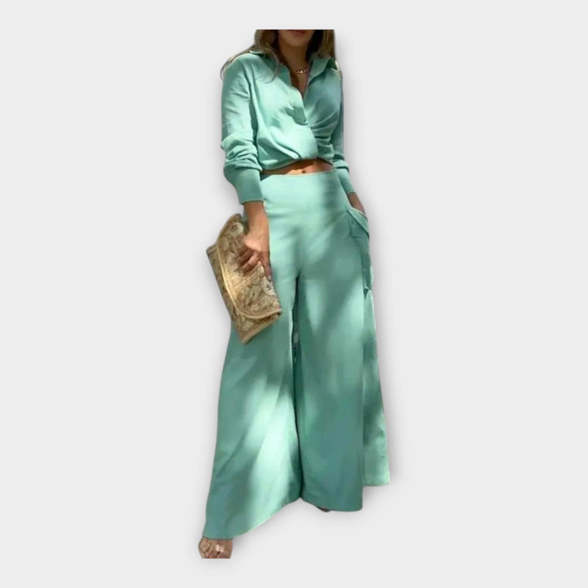 Komplet z brezčasno eleganco in minimalistično estetiko