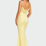 Saten obleka z odprtimi hrbtom